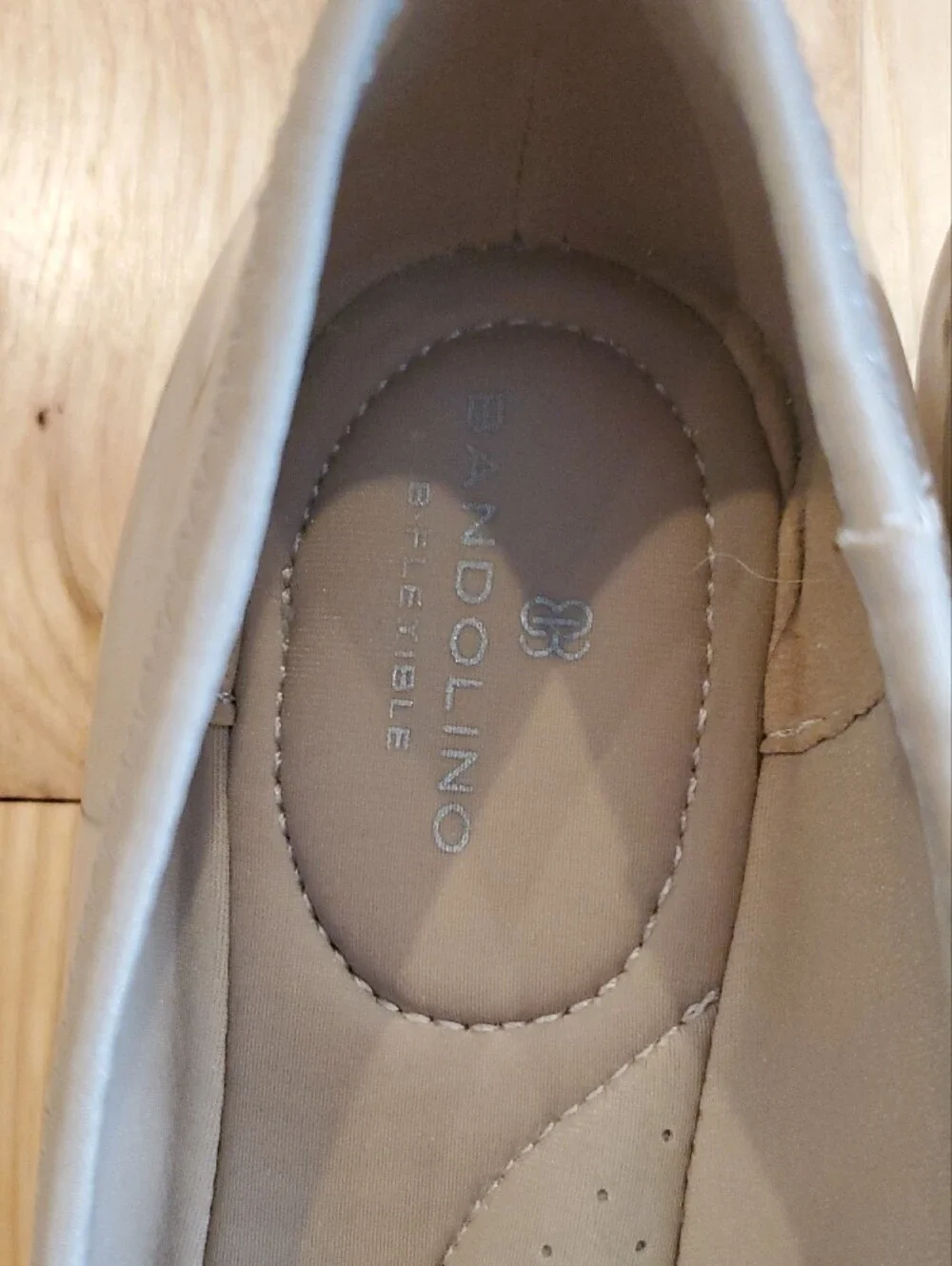 Bandolino Women's Light Gray Patent Ballet Flats with Gold Buckle 7M. BEIGE.